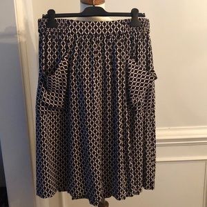 Elastic waist skirt with pockets